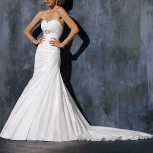 Maggie Sottero Wedding Gown size 4 (regular dress size 2)